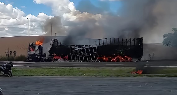 Carreta de câmara fria fica destruída após incêndio na BR-280