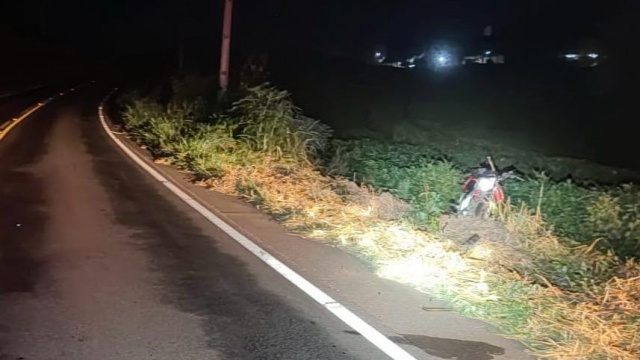 Casal fica ferido após motocicleta sair da pista e tombar