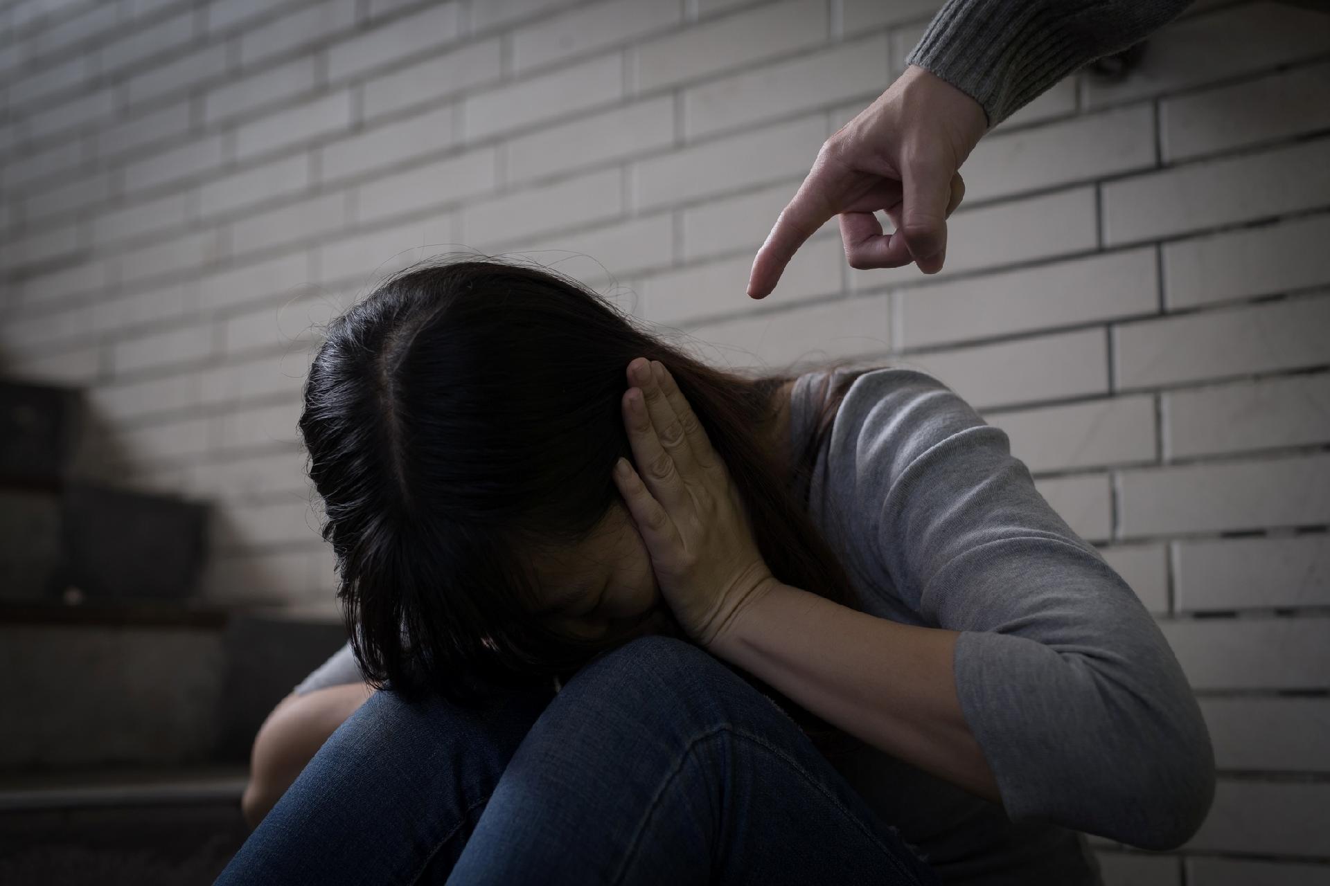 Mulher grávida denuncia violência psicológica praticada pelo padrasto