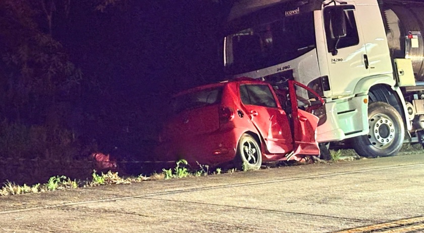 Colisão frontal na BR-163 deixa uma mulher morta