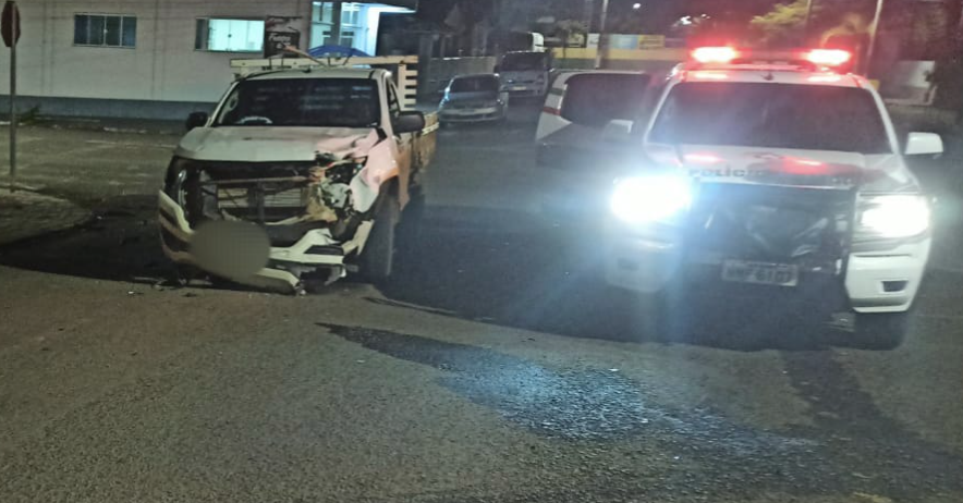 Adolescente fica ferido após colisão entre moto e caminhonete da Prefeitura
