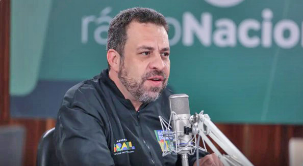 Acabar com a escala 6x1 é prioridade do governo, afirma Boulos