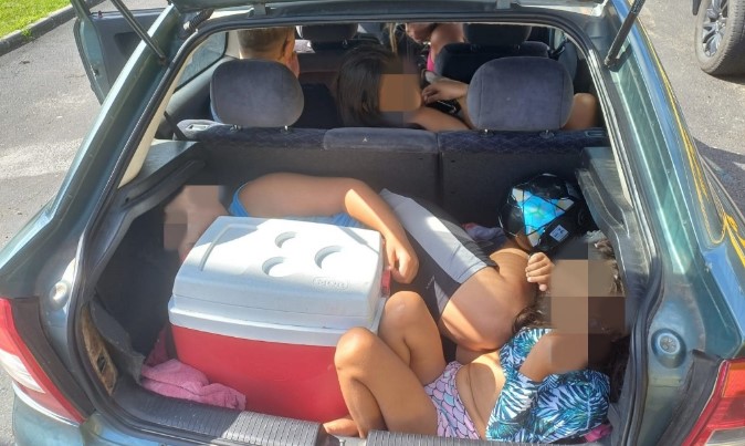PRF flagra crianças sendo transportadas dentro de porta-malas de carro em SC