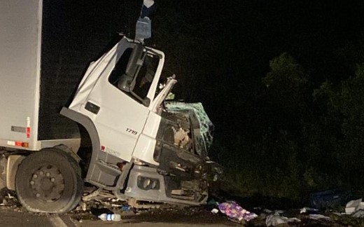 Acidente entre caminhões na BR-282 deixa vítima fatal