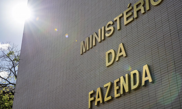 Governo prevê falta de até R$ 30 bilhões para manter políticas públicas nos próximos anos