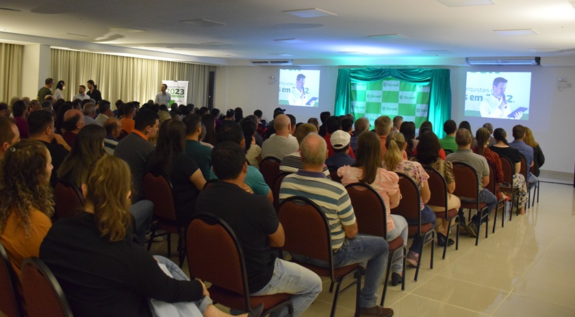 Auditório do Hotel Franco fica lotado por associados da Sicredi para acompanharem a assembleia geral 2023