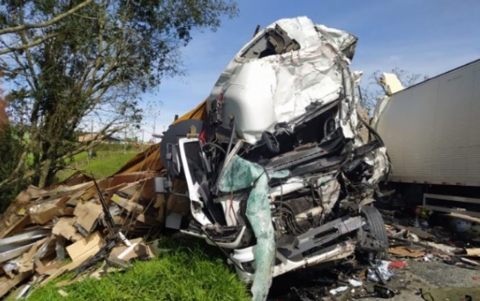 Colisão frontal entre caminhões mata dois motoristas na BR-116