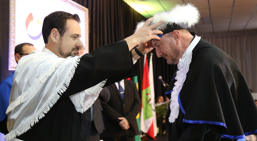 Mauro De Nadal recebe o título de Doutor Honoris Causa