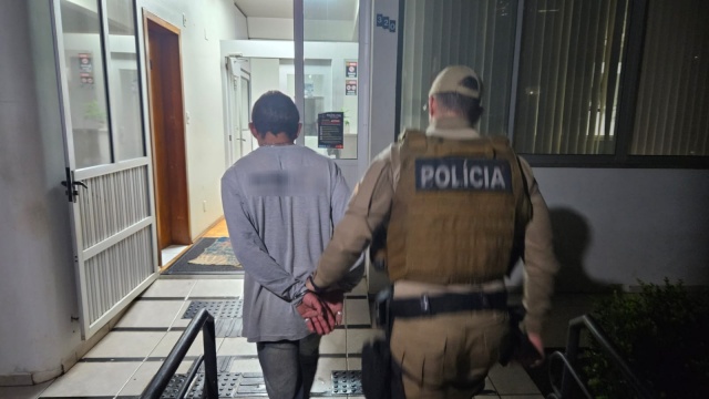 Homem agride filha de oito anos, tenta se esconder embaixo de cama mas é preso pela PM