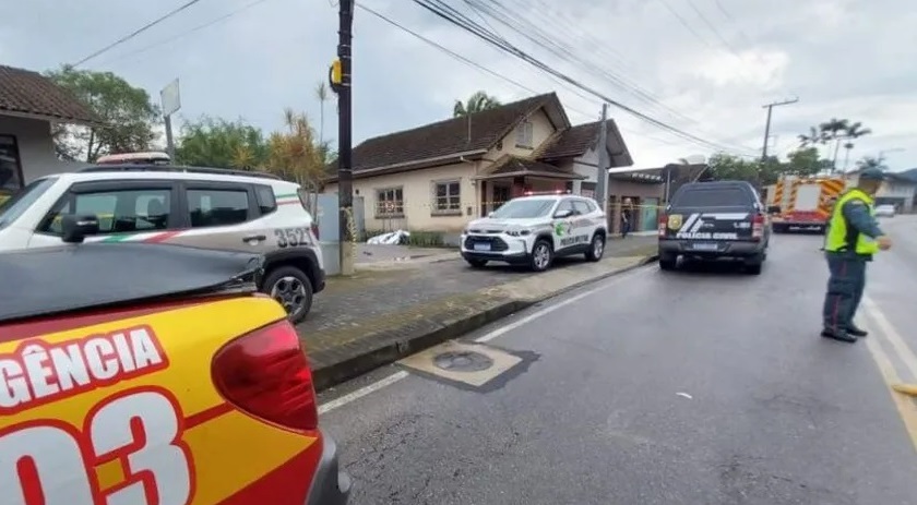 Em Santa Catarina homem mata ex-mulher ao notar aproximação da Polícia Militar