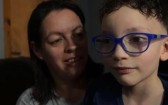 Mãe cancela viagem após filho passar mal e os dois escapam de acidente que matou 23 pessoas
