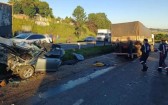 Casal de jovens morre após carro ser prensado por carretas na BR-376, no Paraná