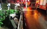 Automóvel cai em rio e duas pessoas são resgatadas pelos bombeiros