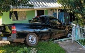 Caminhonete sai da pista e invade residência