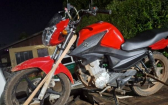Motocicleta furtada é recuperada e dois homens são presos