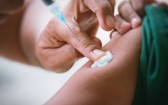 Vacina experimental contra câncer reduz risco de melanoma voltar, aponta estudo
