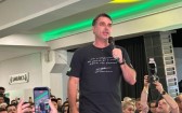 “Lula não tem mais condições psiquiátricas de continuar presidindo esse Brasil”, diz Flávio durante ato de campanha em Chapecó