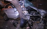 Mulher morre após carro sair da pista e atingir árvores e muro
