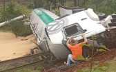 Caminhão carregado com ração tomba na PR-566