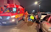 Mulher sofre queda de motocicleta, tenta buscar socorro e acaba colidindo contra carro