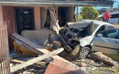 Carro perde o controle e invade residência no bairro Salete