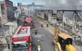 Cerca de 60 bombeiros e mais de 15 viaturas combatem incêndio de grandes proporções