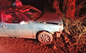 Carro colide contra árvore no interior e deixa duas pessoas feridas