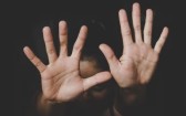 Mulheres evitam sair à noite por medo da violência, diz pesquisa