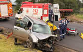 Mulher fica ferida após colisão entre carro e caminhão na BR-163