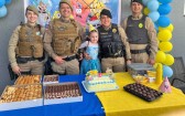 Pequena fã da PM ganha visita especial no dia do aniversário