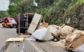 Caminhão tomba na BR-282 e deixa motorista ferido