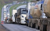 Caminhoneiros de SC avaliam adesão à paralisação nacional e associação alerta: ‘vai virar um caos por completo’