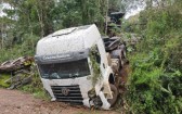 Carreta carregada com colheitadeira sai da pista na BR-153