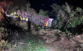 Ônibus cai em ribanceira na SC-492 e deixa três mortos e oito feridos graves