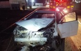 Mulher fica ferida após carro bater contra poste na BR-282