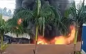 Incêndio de grandes proporções atinge fábrica de tintas no interior
