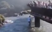 Turista se arrisca para recuperar celular nas Cataratas do Iguaçu