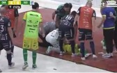 Lâmpada cai na cabeça de jogador da Chape em partida do Catarinense de Futsal