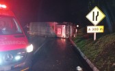 Caminhão carregado de ração tomba na BR-282 e bloqueia parcialmente a pista