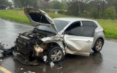 Mulher fica gravemente ferida após colisão entre carro e caminhão na PR-180