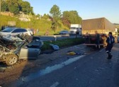 Casal de jovens morre após carro ser prensado por carretas na BR-376, no Paraná