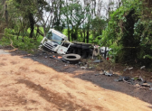 Carreta com 57 mil litros de gasolina cai em ribanceira após colisão no Oeste de SC
