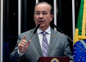 Governador Jorginho Mello anuncia policiais armados em todas as escolas estaduais de SC