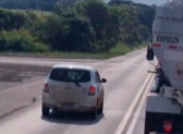 Caminhoneiro flagra carro do Detran de SC cometendo infração gravíssima
