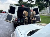 Polícia apreende veículo com produtos de descaminho