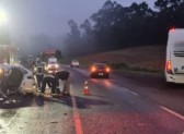 Grave acidente entre carro e ônibus deixa dois mortos e um ferido
