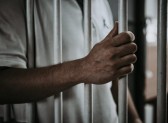 Homem é preso por agredir mulher durante ocorrência de violência doméstica