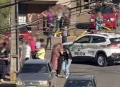 Homem armado com faca tenta entrar em creche e avança contra policiais em SC