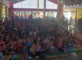 Coelhinho da Páscoa visita o CMEI e entrega ovos às crianças