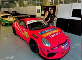 Catarinense estreia na Porsche Cup 2023 com homenagem às mulheres